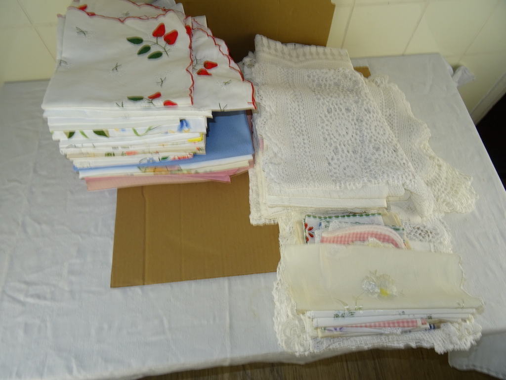 Collectie vintage tafelkleden en kleine kleedjes - Afbeelding 2