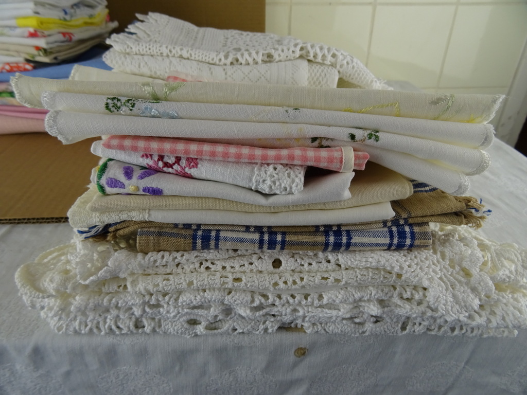 Collectie vintage tafelkleden en kleine kleedjes - Afbeelding 3