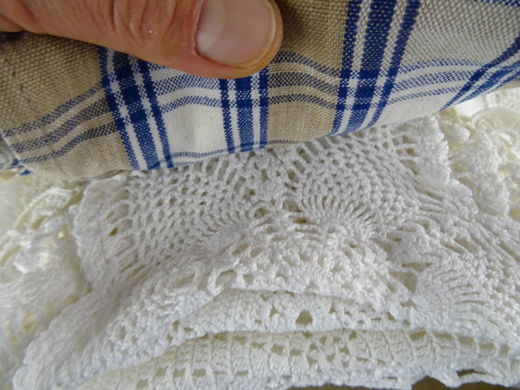 Collectie vintage tafelkleden en kleine kleedjes - Afbeelding 4