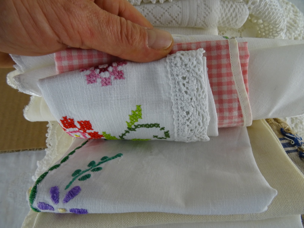 Collectie vintage tafelkleden en kleine kleedjes - Afbeelding 5