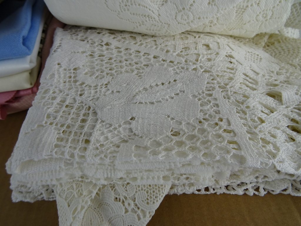 Collectie vintage tafelkleden en kleine kleedjes - Afbeelding 12