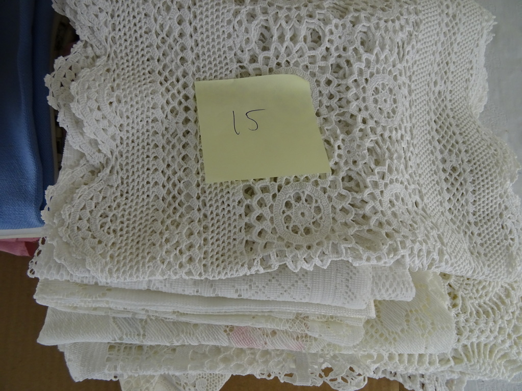 Collectie vintage tafelkleden en kleine kleedjes - Afbeelding 18