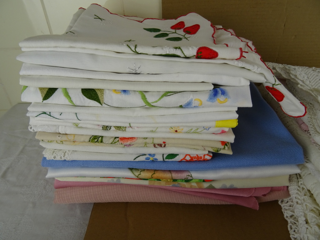 Collectie vintage tafelkleden en kleine kleedjes - Afbeelding 19