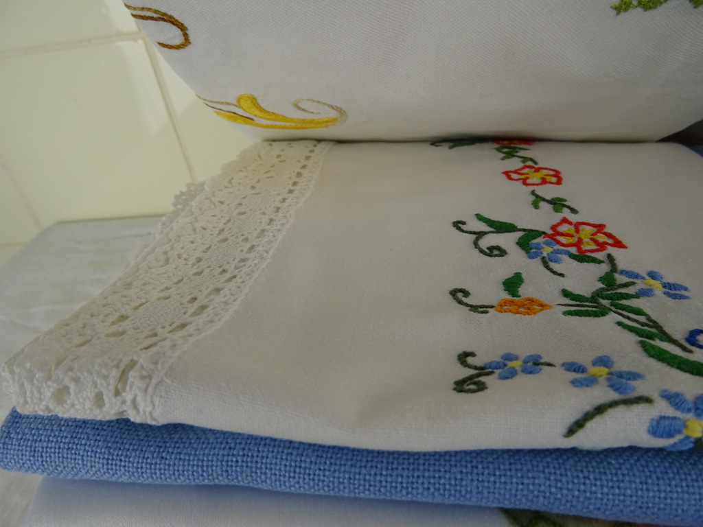 Collectie vintage tafelkleden en kleine kleedjes - Afbeelding 24