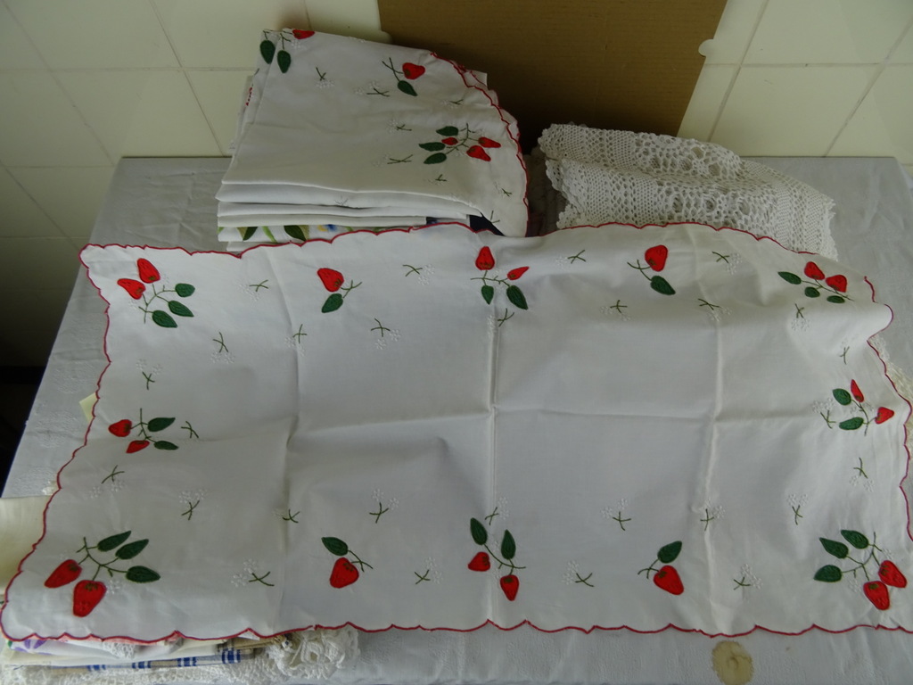 Collectie vintage tafelkleden en kleine kleedjes - Afbeelding 25