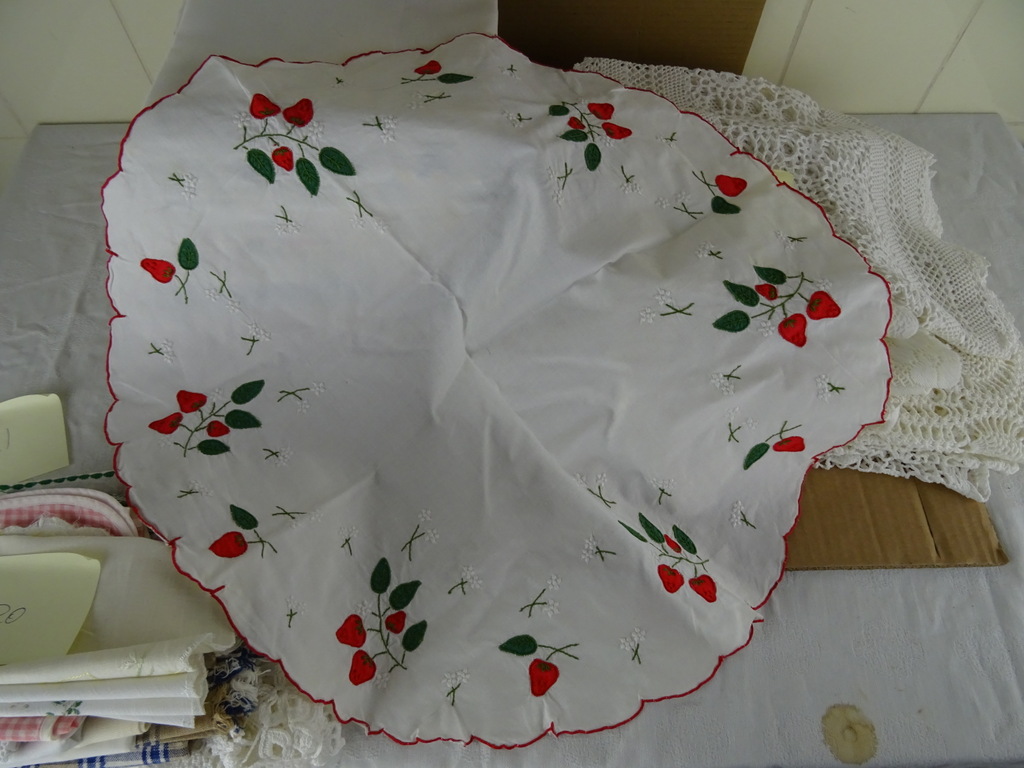 Collectie vintage tafelkleden en kleine kleedjes - Afbeelding 26