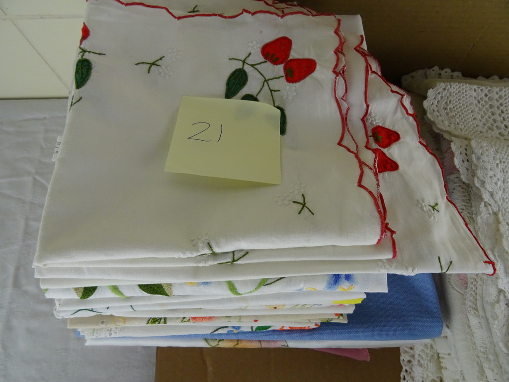 Collectie vintage tafelkleden en kleine kleedjes - Afbeelding 27