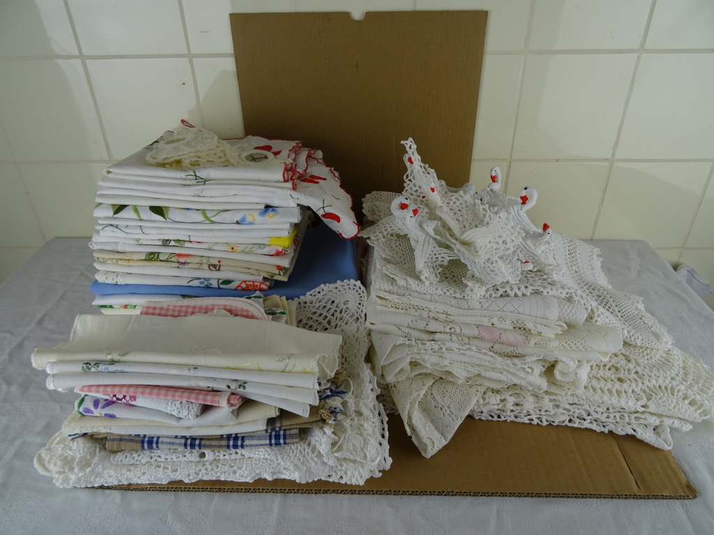 Collectie vintage tafelkleden en kleine kleedjes - Afbeelding 32