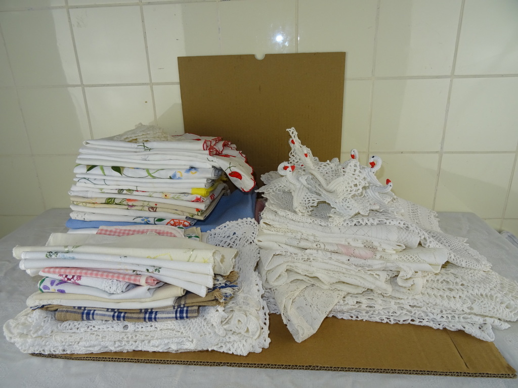 Collectie vintage tafelkleden en kleine kleedjes - Afbeelding 33