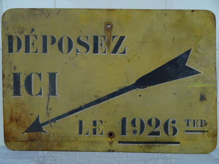Antiek metalen bord déposez ici