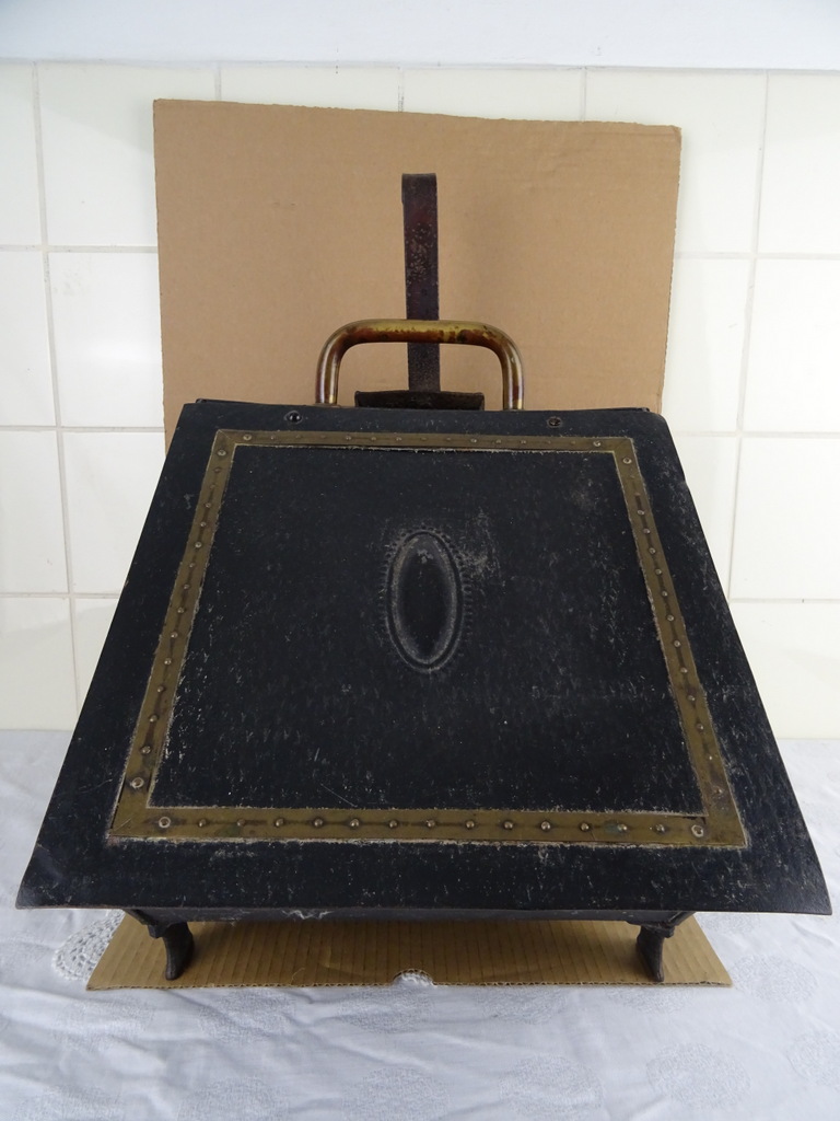 Antieke kolenkit met kolenschep Antiek kolenkit met kolenschep