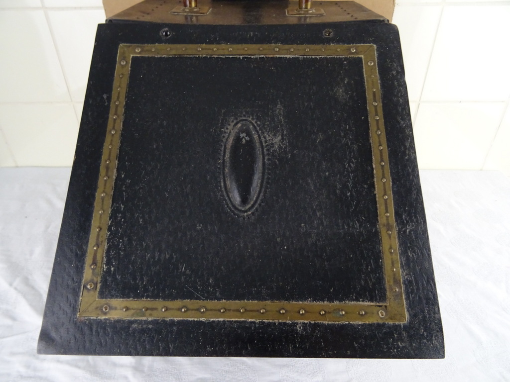 Antieke kolenkit met kolenschep Antieke kolenkit met kolenschep