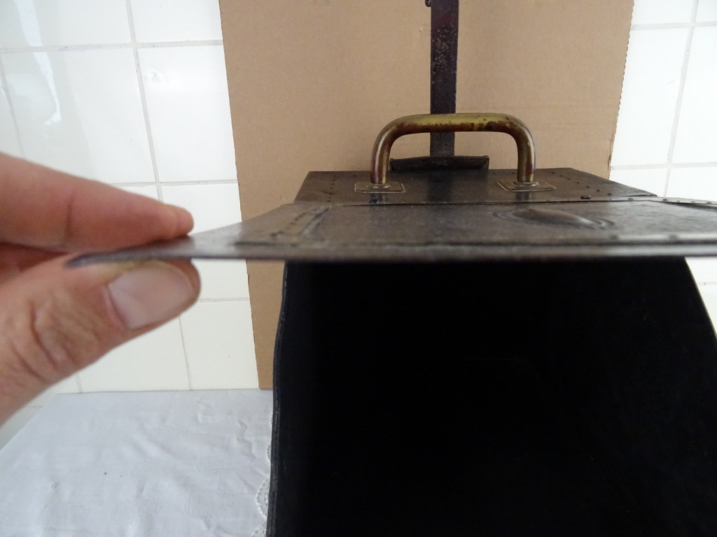 Antieke kolenkit met kolenschep Antieke kolenkit met kolenschep