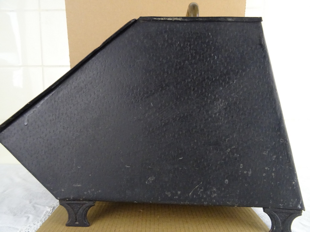 Antieke kolenkit met kolenschep Antieke kolenkit met kolenschep