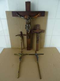 Collectie antieke kruisbeelden