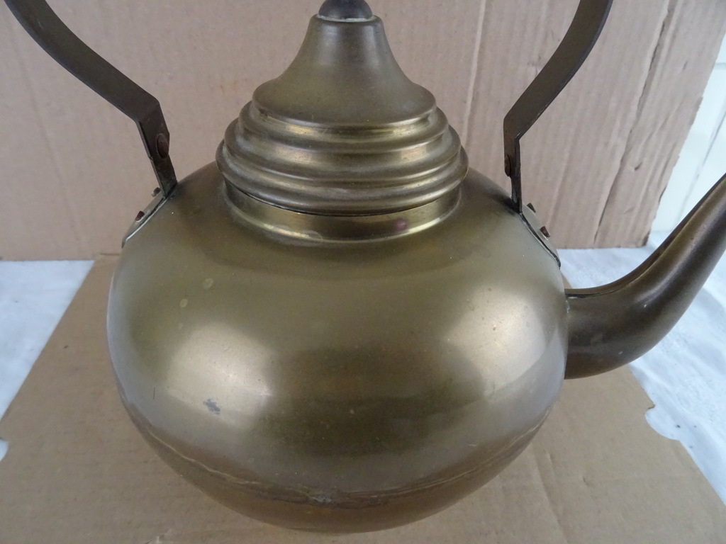 Antieke koperen waterketel of theepot Antieke koperen waterketel of theepot