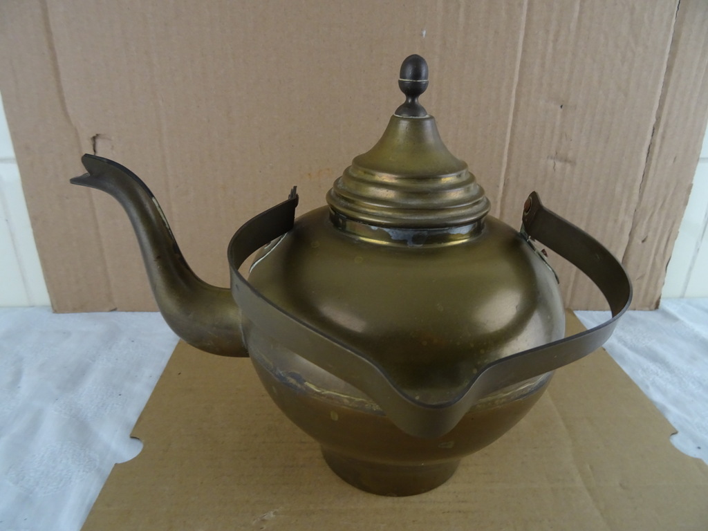 Antieke koperen waterketel of theepot Antieke koperen waterketel of theepot