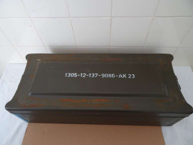 Enorme metalen AK23 munitiekist