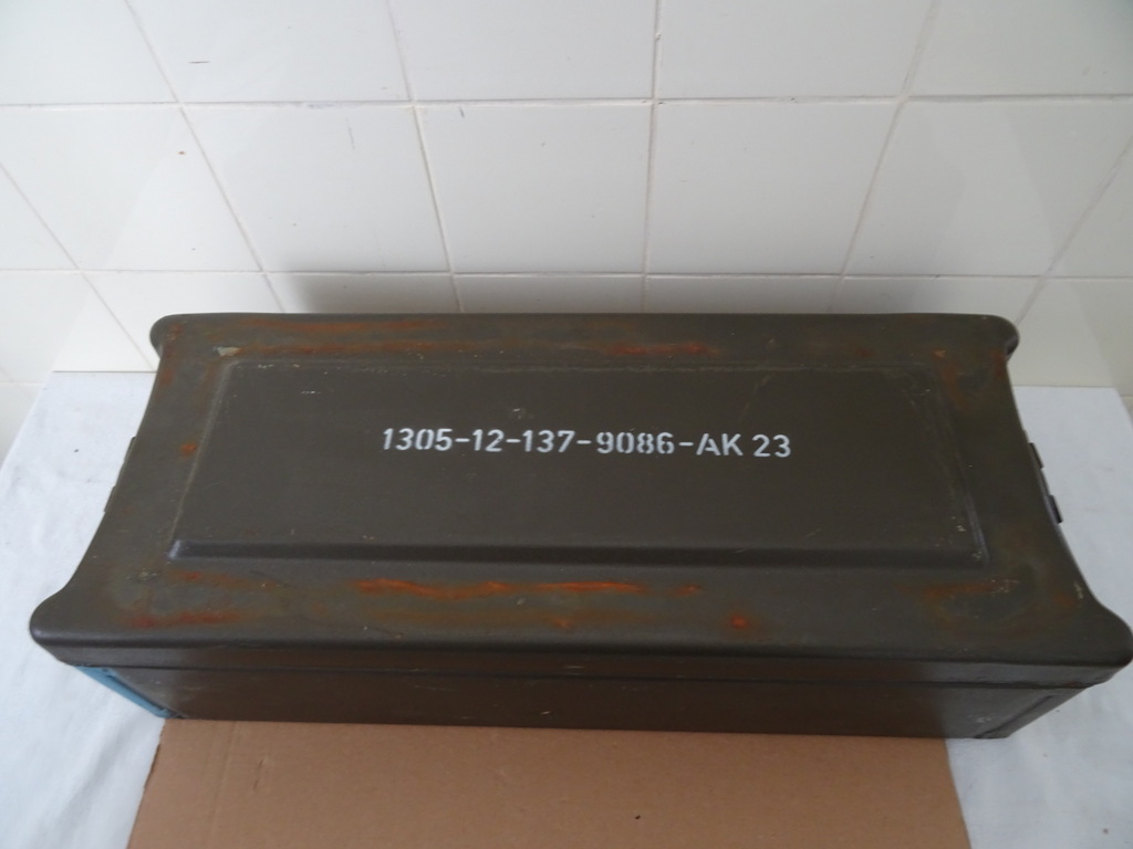 Enorme metalen AK23 munitiekist