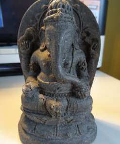 Beeldje Ganesha op troon