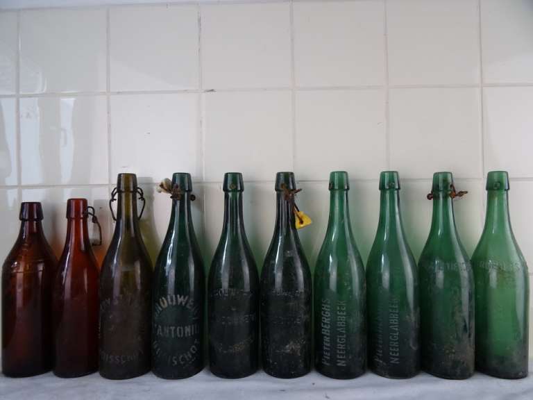 Antieke Belgische bierflessen
