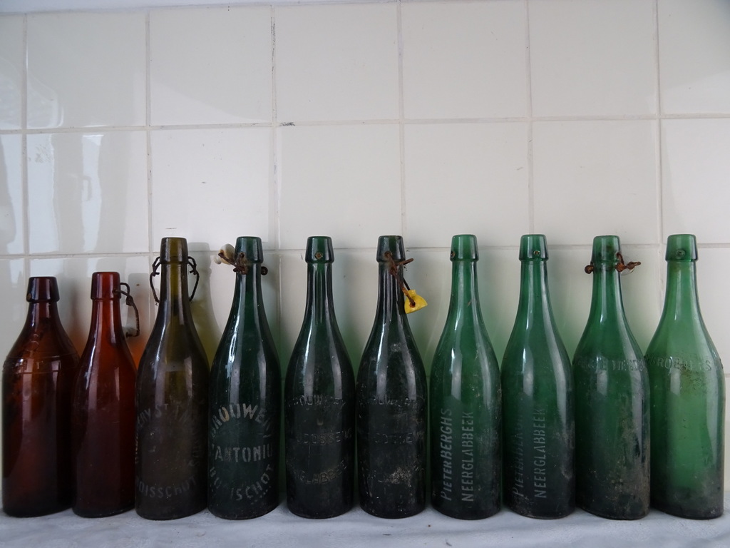 Antieke Belgische bierflessen