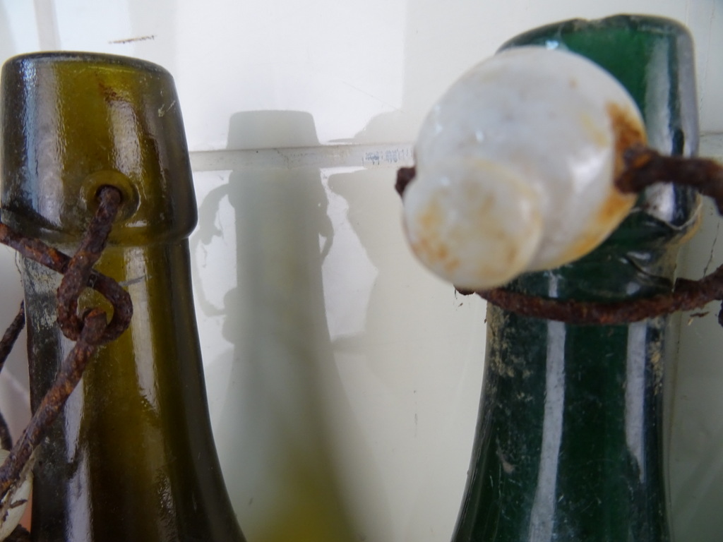 Antieke Belgische bierflessen - Afbeelding 8