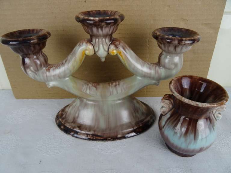 Antiek of vintage aardewerk kandelaar en vaasje