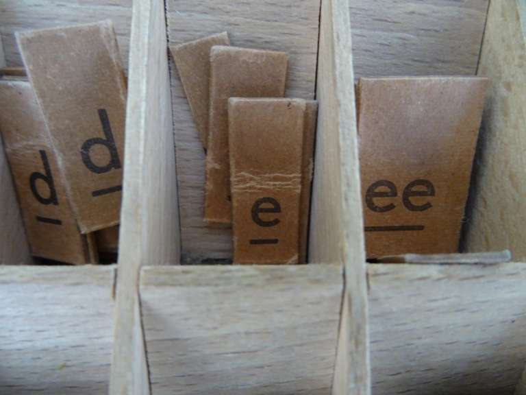 Antieke houten letterdoos met letters