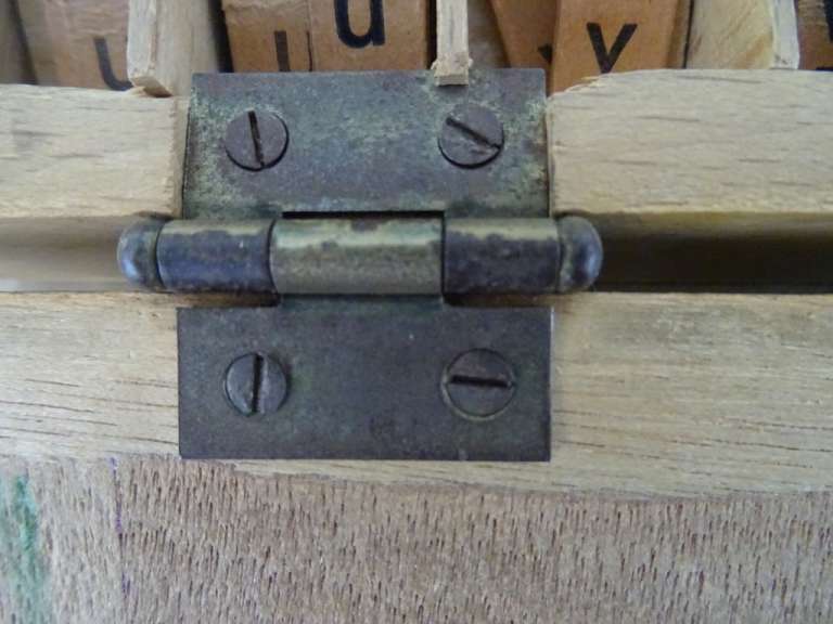 Antieke houten letterdoos met letters