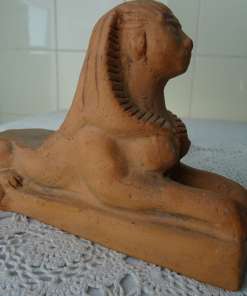 Vintage terracotta beeld Sphinx