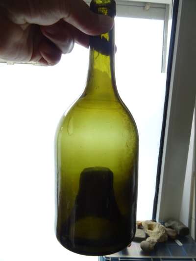 18e-eeuwse Bodemvondst glazen wijnfles