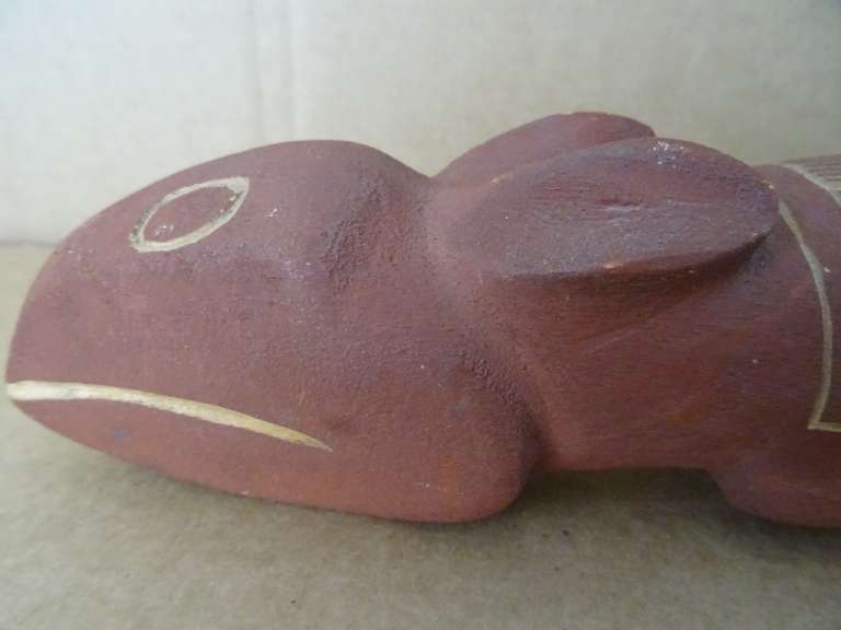Mythologisch houten beeld konijn