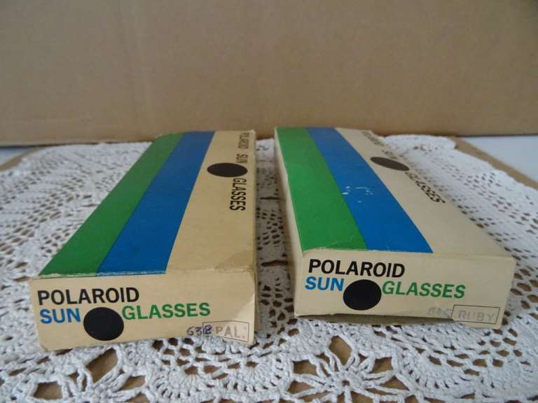 Vintage Polaroid zonnebrillen man en vrouw