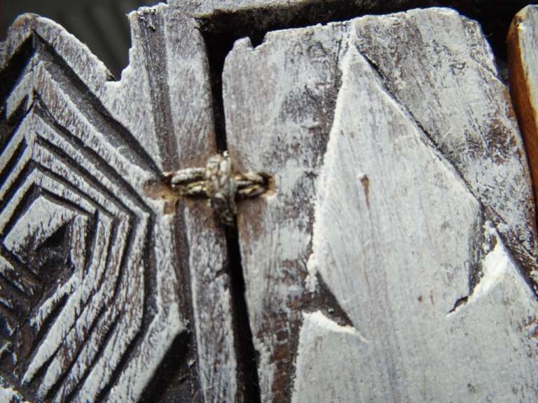 Vintage houtsnijwerk sleutel met aartsengel