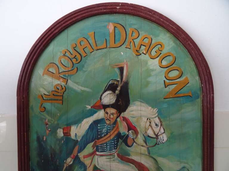 Vintage houten pubbord The Royal Dragoon