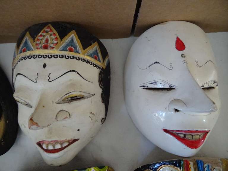 Collectie houten maskers Indonesië