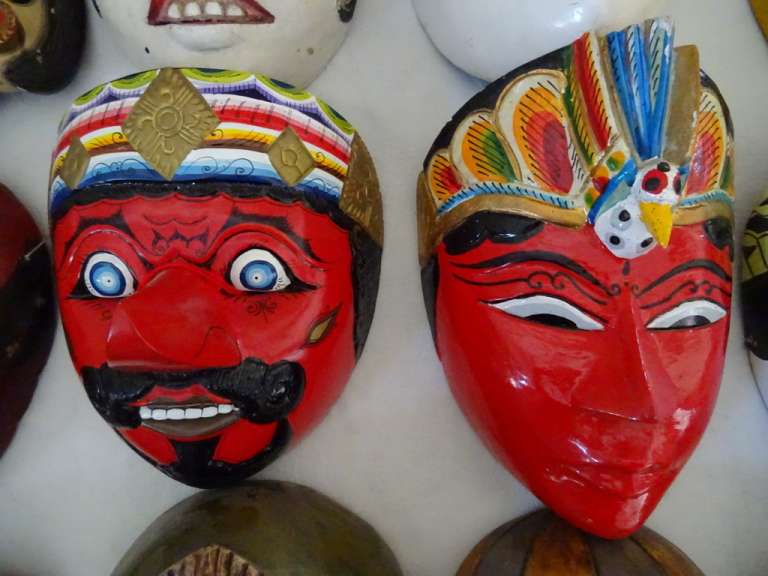 Collectie houten maskers Indonesië