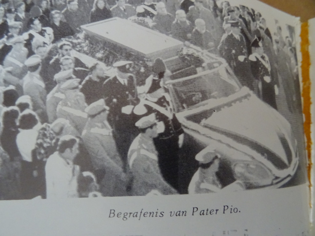Boekje Padre Pio Een rode roos in het bruin - Afbeelding 13