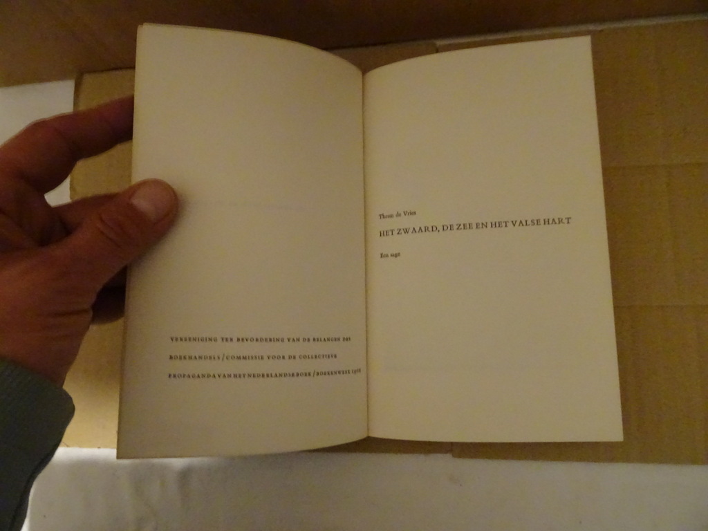 Theun de Vries Het zwaard, de zee en het valse hart - Curiosa en Kunst.nl