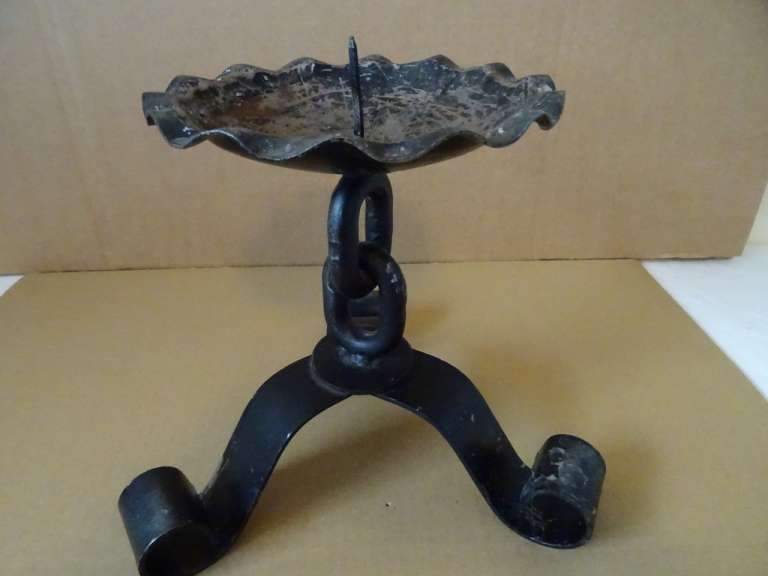Antieke smeedijzeren kandelaar
