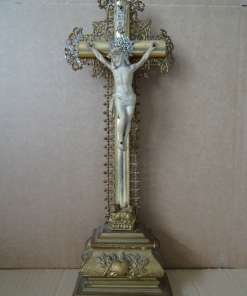 Antiek houten kruisbeeld met Lam Gods