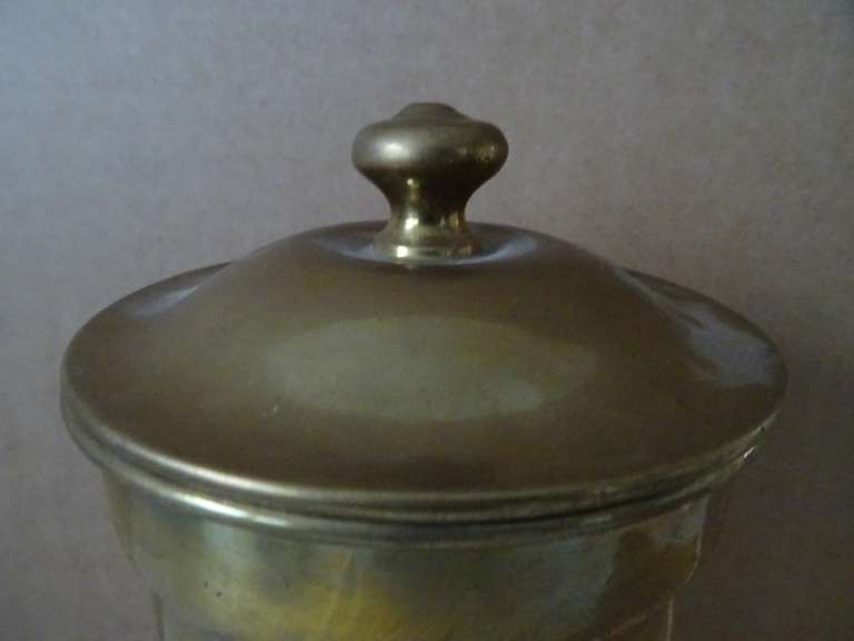 Antieke koperen urn of kelk
