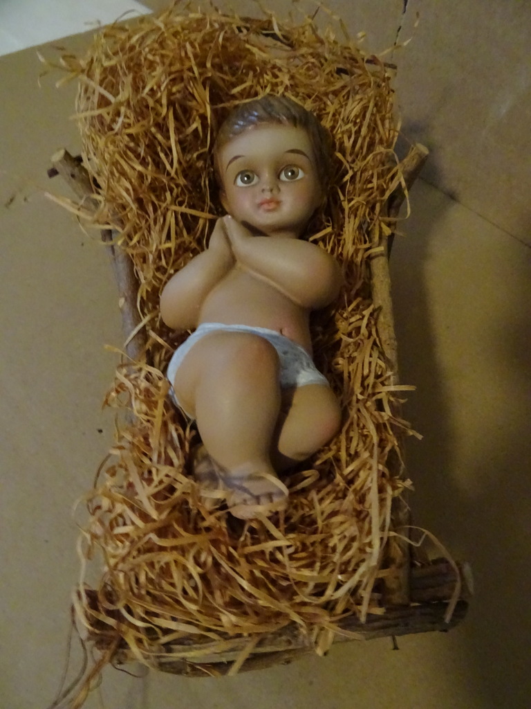 Kindje Jezus in houten kribbe