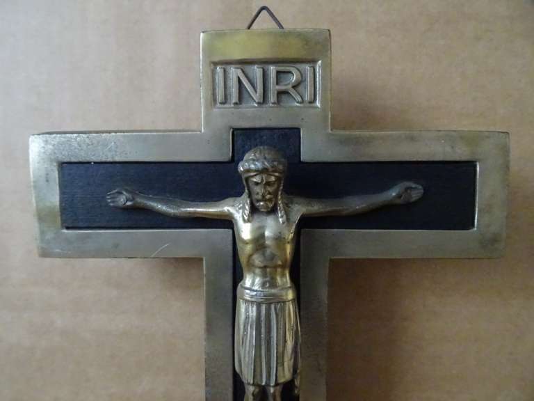 Antiek kruisbeeld met wijwatervat