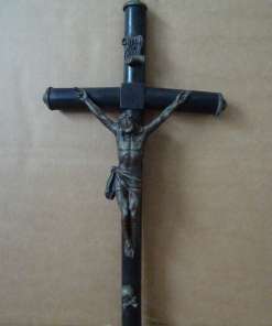 Antiek houten kruis met doodshoofd