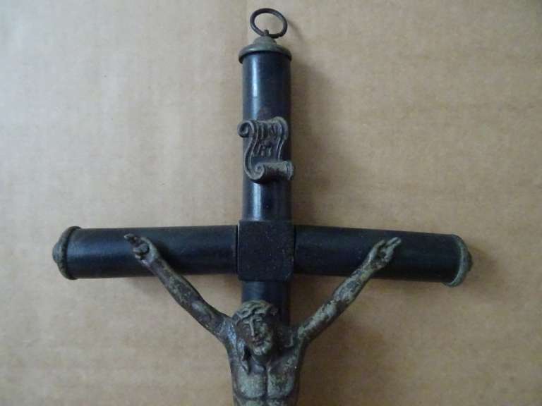 Antiek houten kruis met doodshoofd