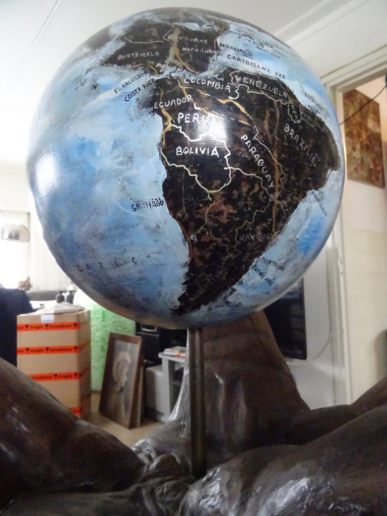 Enorme hand met marmeren globe