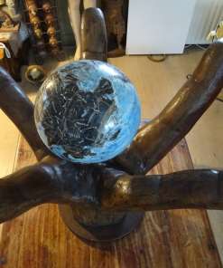 Enorme hand met marmeren globe