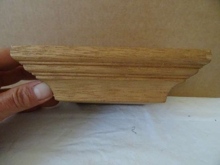 Kleine houten wandconsole voor beeld